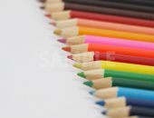 斜めに整列する色鉛筆の写真