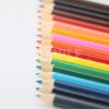 縦に整列する色鉛筆の写真（中央ピン）