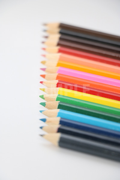 縦に整列する色鉛筆の写真