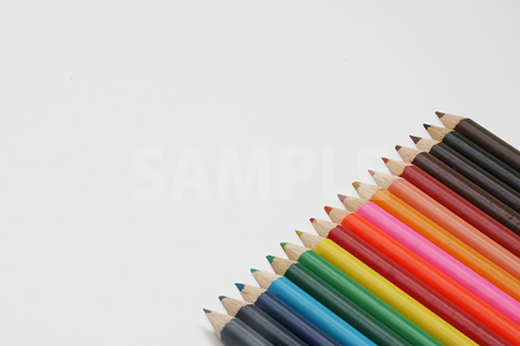 斜めに整列する色鉛筆の写真・フォト