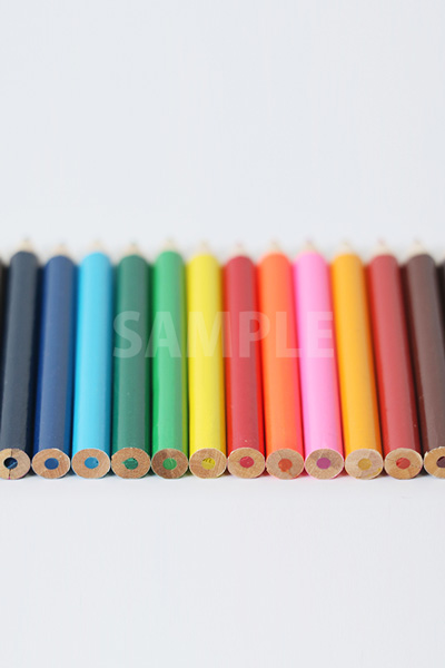 後ろにピンがあったキレイに整列する色鉛筆の写真