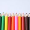 横に整列する色鉛筆の写真