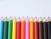 横に整列する色鉛筆の写真