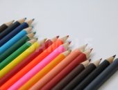 斜めにランダムに並ぶ色鉛筆の写真