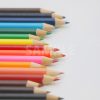 縦にランダムに並ぶ色鉛筆の写真