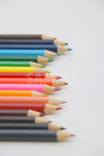 縦にランダムに並ぶ色鉛筆の写真