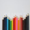 棒グラフのようにランダムに並ぶ色鉛筆の写真