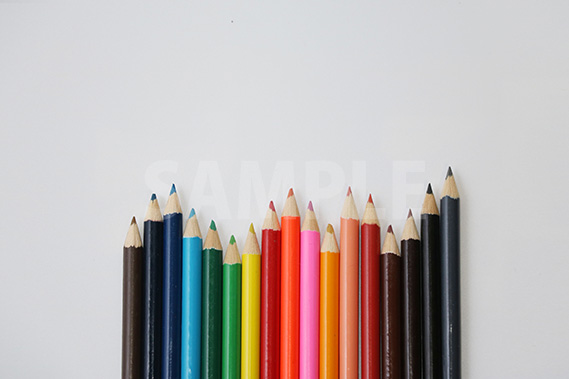 棒グラフのようにランダムに並ぶ色鉛筆の写真
