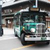 川越を巡回するレトロなバスの写真