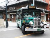 川越を巡回するレトロなバスの写真