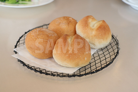網皿に置かれた丸いパンの写真