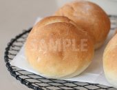 網皿に置かれた丸いパンの写真（縦）