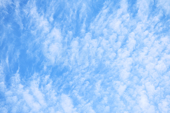 秋の青い空と巻積雲の写真