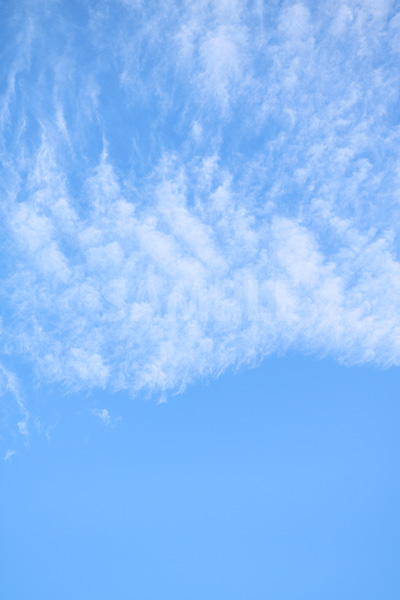 秋の青い空と雲の写真