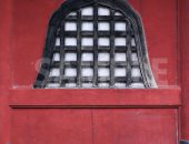 和風装飾の入った赤い塀の写真・フォト素材