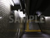 地下鉄へ続く薄暗い階段の写真・フォト素材