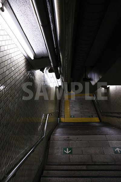 地下鉄へ続く薄暗い階段の写真・フォト素材