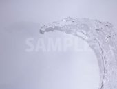 弧を描いて水が飛び散る写真・フォト
