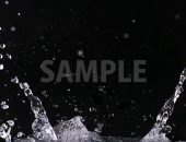 黒背景の水が跳ね返る写真・フォト
