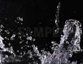 黒背景の水が躍動する写真・フォト