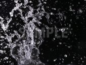 黒背景の水が散布する写真・フォト