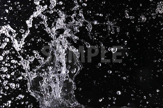 黒背景の水が散布する写真・フォト