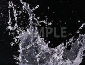 黒背景の水がはじけ飛ぶ写真・フォト