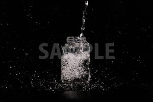 水が注がれる透明瓶の写真・フォト素材