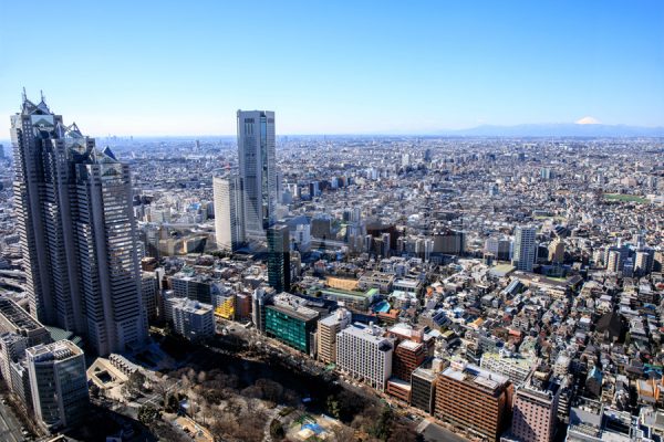 東京都庁・展望室から見たビルと町並みと富士山の写真