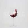 波打つ赤ワインとグラスの写真・フォト素材