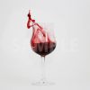グラスから飛び出る赤ワインの写真・フォト