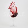 グラスから赤ワインが飛び散る写真・フォト