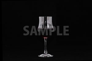 黒背景の赤ワインとグラスの写真・フォト