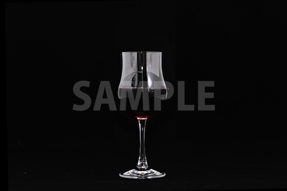 黒背景の赤ワインとグラスの写真・フォト