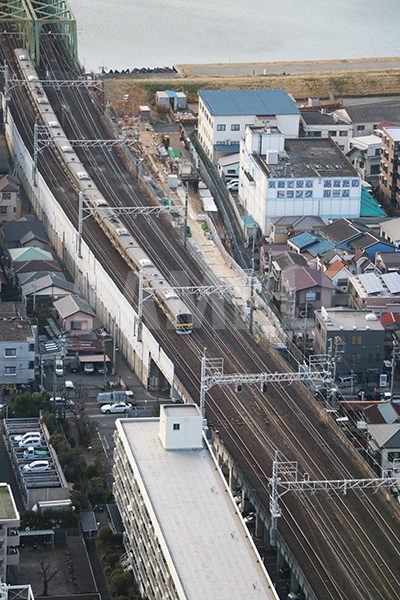 街並みと電車(総武線)を見下ろした写真・フォト素材
