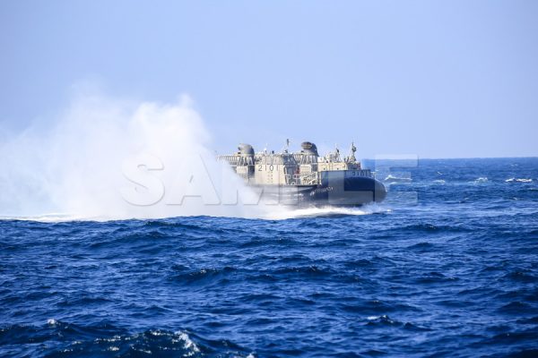 観艦式の写真「LCAC　エア・クッション型揚陸艇」観艦式,護衛艦,日本,海,無料の写真