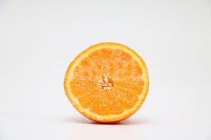 ハーフカットされたオレンジの写真・フォト