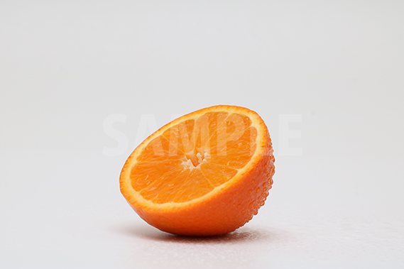 皮が濡れたカットオレンジの写真・フォト