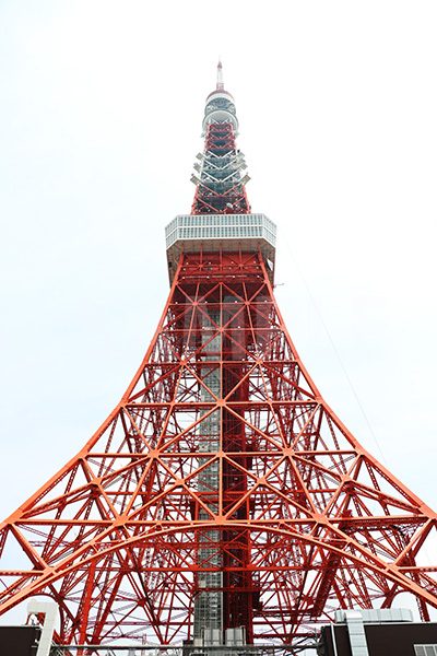 正面から見上げる東京タワーの写真・フォト