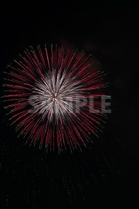 赤と緑の打ち上げ花火の写真・フォト素材