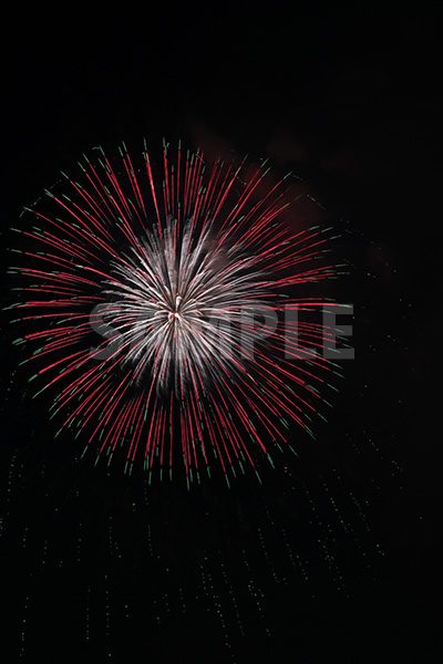 赤と緑の打ち上げ花火の写真・フォト素材
