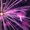 激しく飛び散る紫色の打ち上げ花火の写真・フォト素材