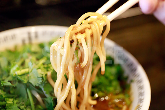 中太麺のラーメンの写真・フォト素材