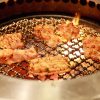 網で焼かれる上ミノ（焼肉）の写真・フォト素材