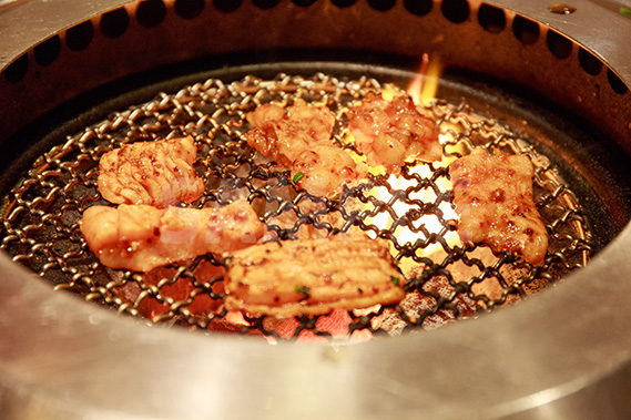 網で焼かれる上ミノ(焼肉)の写真・フォト素材