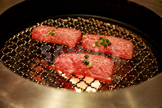 網焼きの特上カルビ(焼肉)の写真・フォト素材