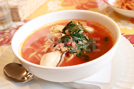 広島産カキとほうれん草のスープパスタの写真・フォト素材