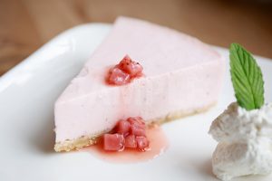 イチゴのレアチーズケーキの写真・フォト素材