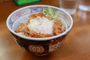 温玉のせホルモン丼の写真・フォト素材