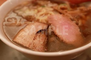 ラーメンに浮かぶチャーシューの写真・フォト素材